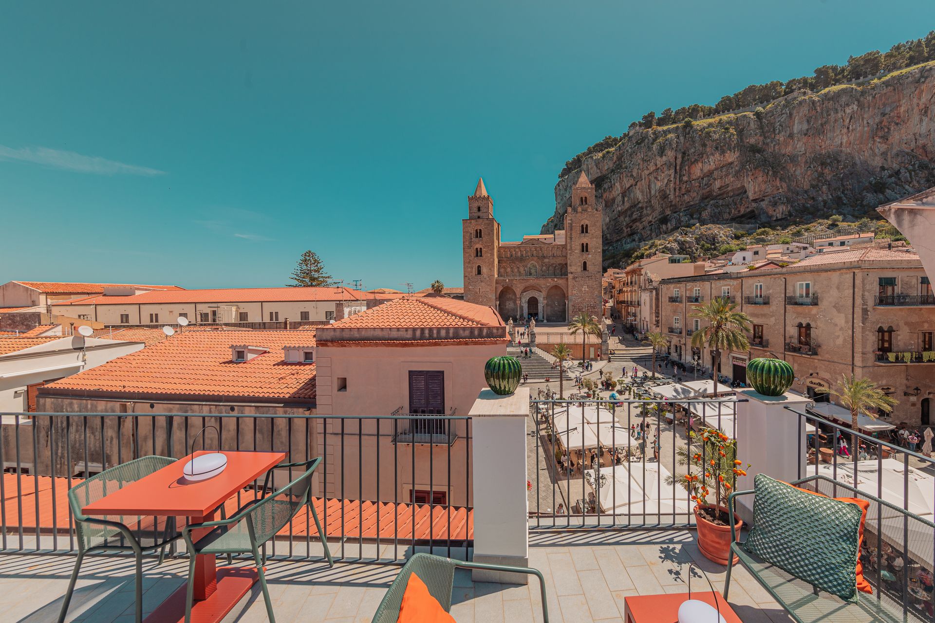 Palazzo Villelmi offre una terrazza panoramica a Cefalù in cui gustare un buon aperitivo, festeggiare piccoli eventi e realizzare servizi fotografici.